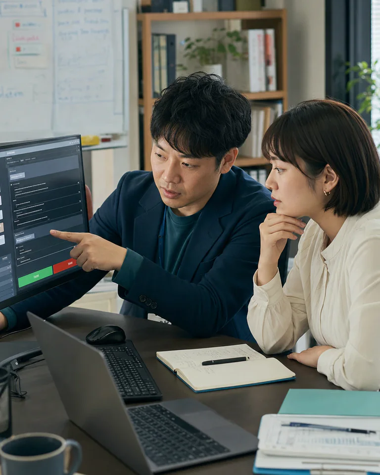 人の手が琥珀色の確認ゲートを操作し、分岐する推論経路を三つの検証面へ通す様子